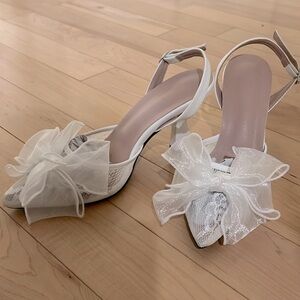 White lace - pointed toe - bow heel